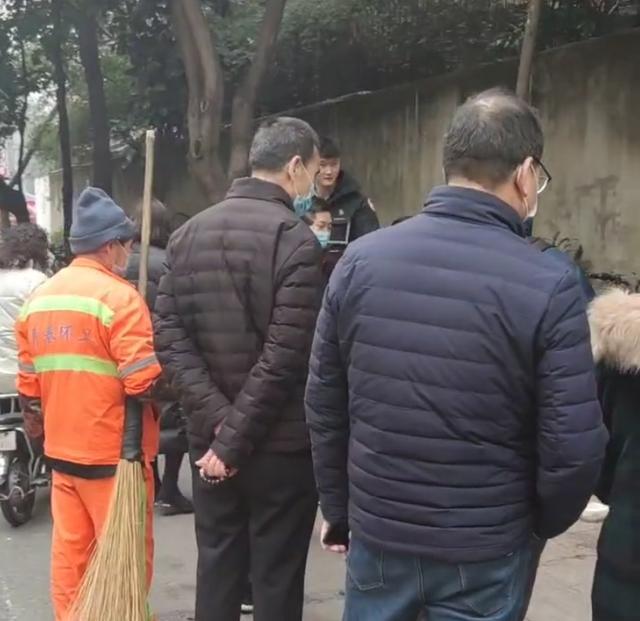 比格犬多少钱，“连妈带儿”被遗弃街头（比熊犬价格多少钱一只）