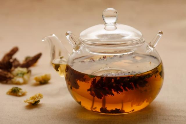 桑叶茶的功效与作用，桑叶茶的好处与作用（喝下这碗茶防干咳）
