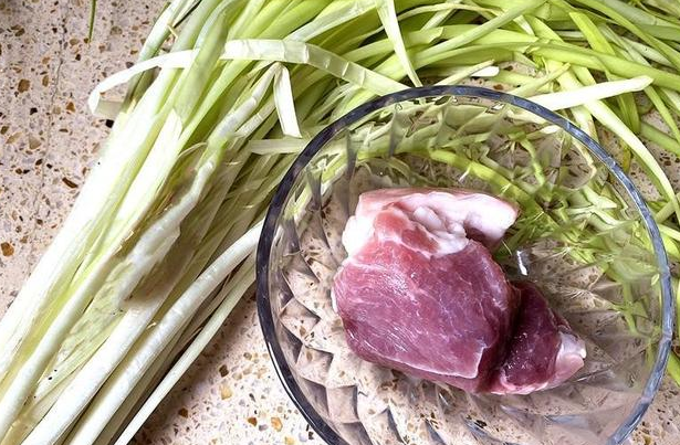 荞头的功效与作用，荞头的功效与作用及禁忌（荞头、韭黄都是炒肉的好食材）