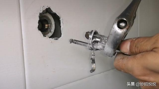 水龙头断了里面的部分怎么弄出来，塑料水龙头断了里面的部分怎么弄出来（不用花钱请维修师傅）