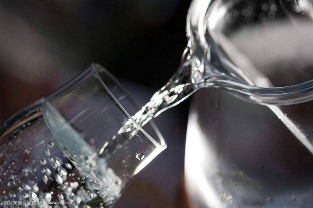 哪些属于矿泉水，矿泉水属于生活中的哪一类（关于矿泉水的9大真相你真的知道吗）