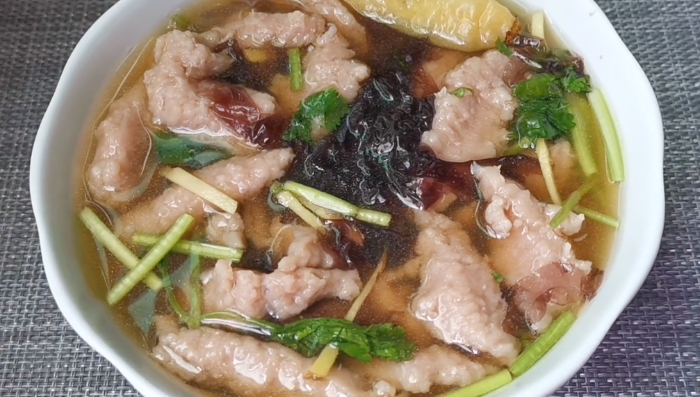 【瘦肉片湯】做法步驟圖 吃起來Q彈爽滑 一次能吃兩大碗-起舞食譜網