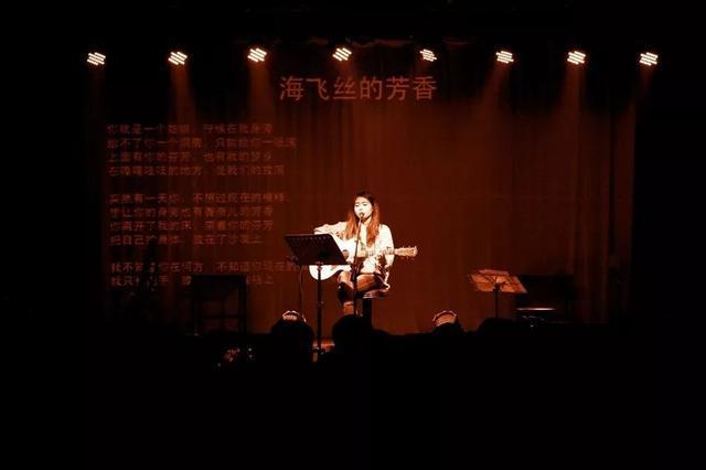 从风光无限到人设崩塌，民谣歌手花粥经历了什么？