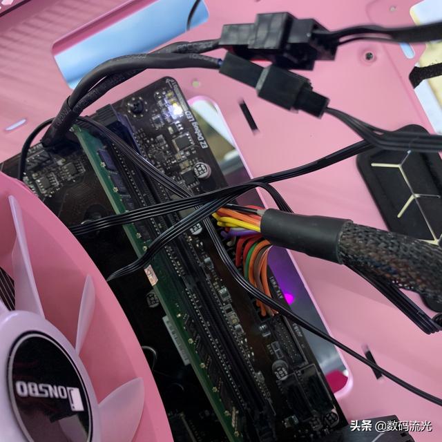 主板boot灯亮，微星主板boot灯亮是什么原因（主板boot灯一直亮）