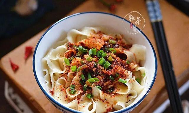 梦见自己吃面条是什么意思，梦见吃面条是什么预兆（作者/一杯清茶）