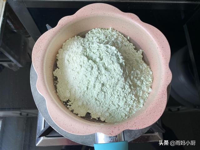 艾草青团怎么做会绿，艾青团子怎么做才绿（试试这样做个个碧绿不发黑）