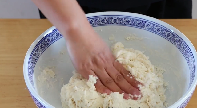 烙春饼怎么和面，馅饼面怎么和面（学会这个和面配方：做出家常饼）