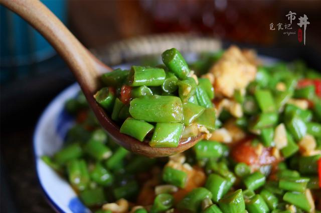 芸豆怎么炒好吃，扁芸豆怎么炒好吃（奶奶教的老式炒豆角方法）
