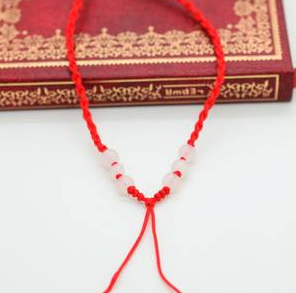 牵红线是什么意思，牵红线是什么意思 有啥好处（枕头下放红绳有什么寓意）