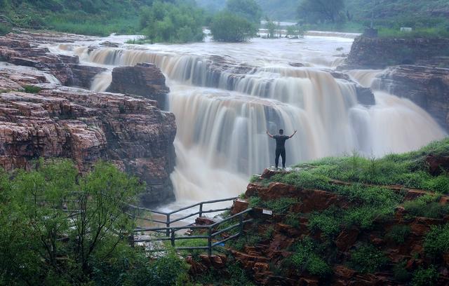 形容瀑布的句子，形容瀑布的句子成语（如巨龙从天降）
