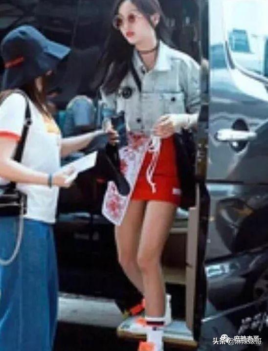 女孩子发wink是什么意思，女生发个wink是什么意思（一天8杯奶茶卖没文化人设）