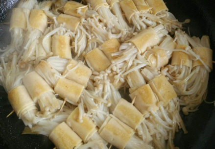 怎样做美味的豆腐皮金针菇卷，怎么做豆腐皮卷金针菇（酱烧金针菇豆皮卷）