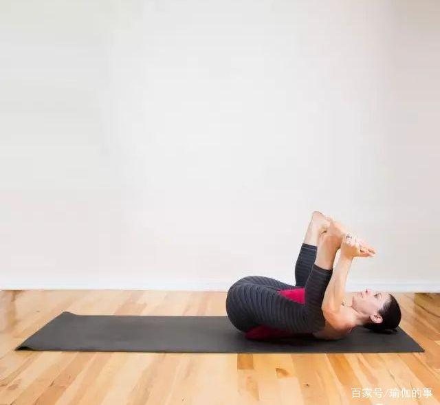 在床上可以做的瑜伽有哪些，在床上可以做的瑜伽有哪些运动（适合在床上做的9个瑜伽体式）