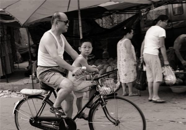 什么是招牌动作，老一辈人骑自行车的“招牌动作”