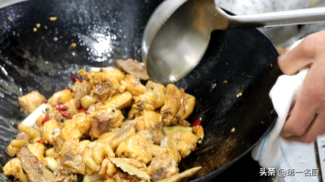 大盘鸡的正宗做法，新疆大盘鸡的正宗做法（厨师长教你大盘鸡正宗做法）