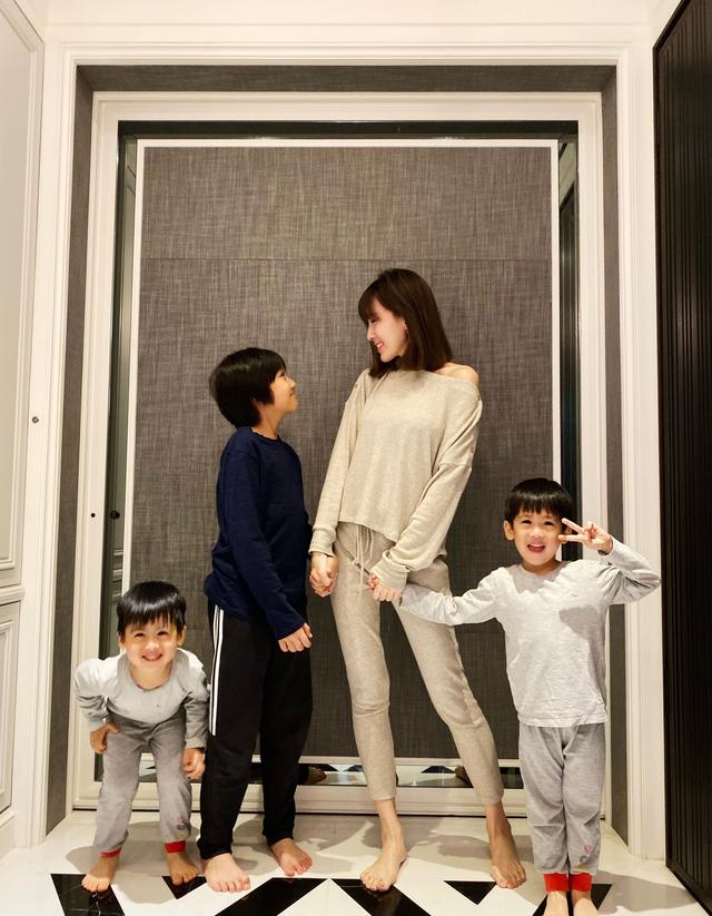 林志颖的儿子叫什么名，林志颖的三个儿子叫什么（一家四口同框很温馨）