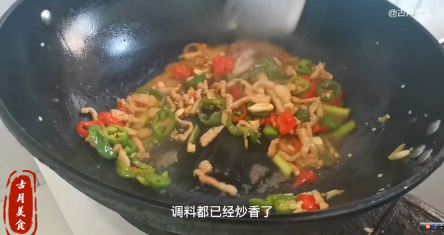 拉皮肉丝的做法，拉皮肉丝的拉皮是什么做的（古月做家庭版拉皮肉丝）