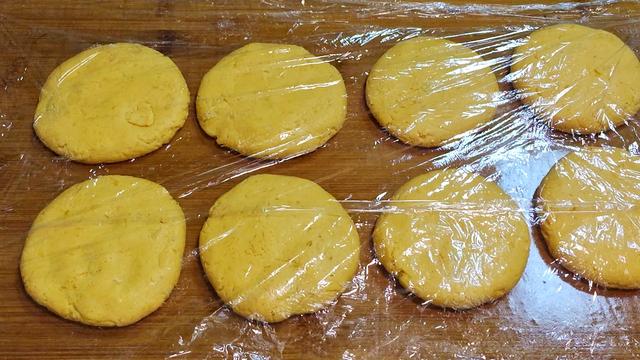 南瓜饼怎么做好吃又简单，发面南瓜饼怎么做好吃又简单（南瓜饼最好吃的做法）