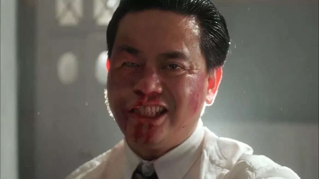 【90年代的陈百祥,角色特点是在贱的基础上,更加倒霉,衰到家,但总也打