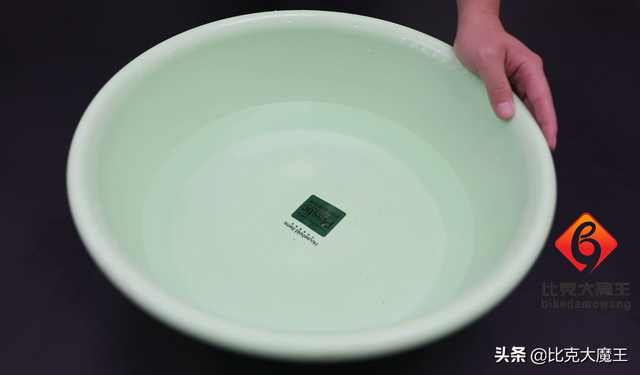 拖地有水印怎么办，拖完地有水痕怎么处理（清水拖地等于“白拖”）