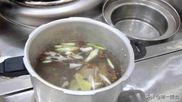 自制火锅底料的做法，自己做火锅底料的做法（厨师长教你一个火锅底料的熬制方法）