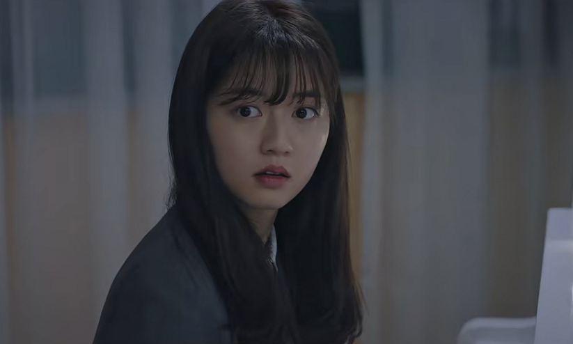 片中饰演年轻时的丹熙,想必大家都不陌生吧《顶楼》中吴允熙和裴露娜