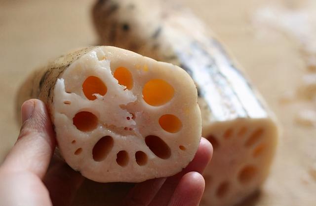 湖藕怎么做炖得烂 藕炖排骨什么时候放藕，湖藕怎么做炖得烂（炖好的汤汁不发黑）