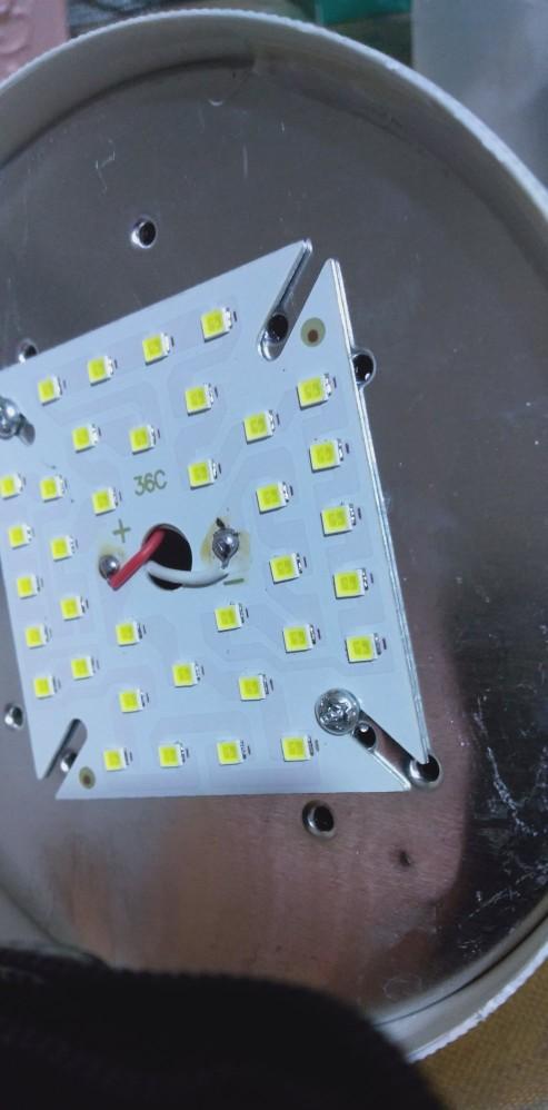 led灯珠一个多少伏（45瓦LED灯的内部构造）