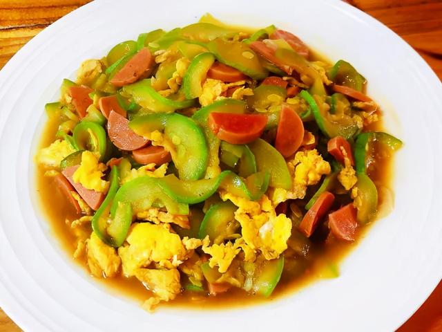 小瓜炒鸡蛋的做法，角瓜炒鸡蛋家常做法（年夜饭必备的家常菜）