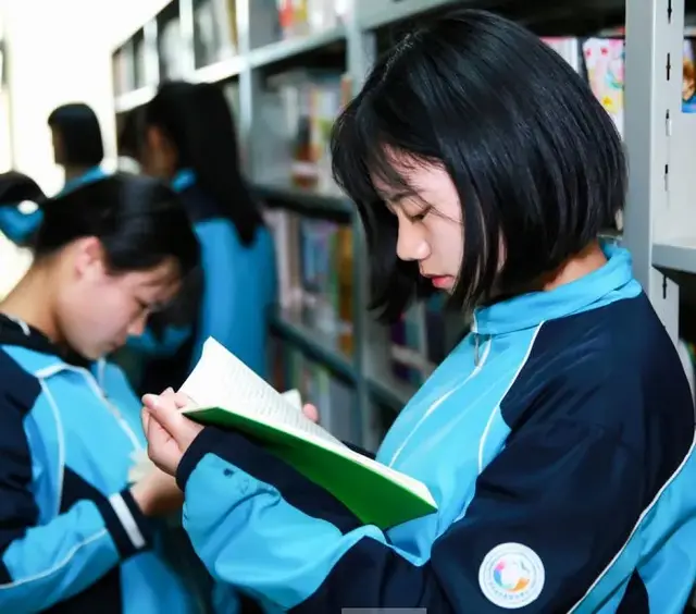 长沙民政职业技术学院学费，长沙民政职业技术学院最好的专业是哪些（职校宿舍空调、游泳馆一应俱全）