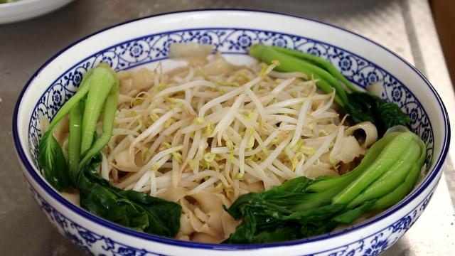 宽面条怎么做好吃，夫妻俩吃了一大盆