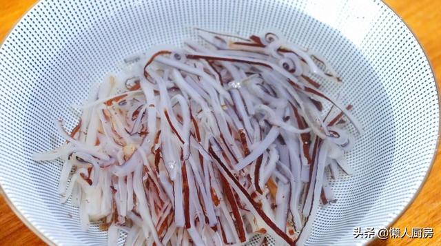 海蜇丝怎么做好吃，海蜇丝的正确食用方法来啦（海蜇这样做冷吃热吃都不错）