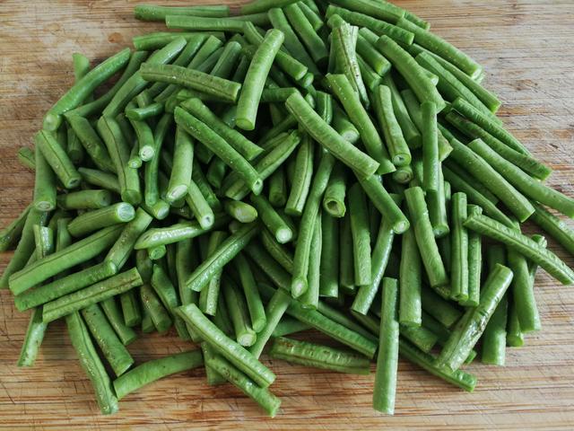 素炒豆角怎么炒好吃，豆角怎么炒着好吃（素炒的豆角比肉解馋）