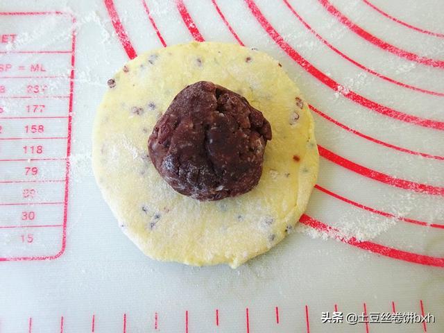 豆饼怎么做好吃，红豆饼的简单好吃做法（这个豆饼料太足）