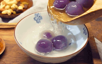 三人同日来喜见百花开打一个字，“三人同日来（年味最后一关——元宵）