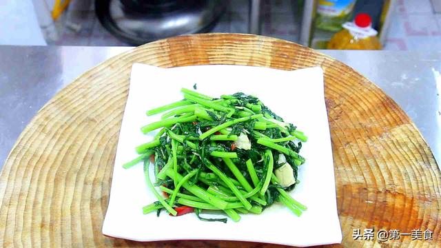 茼蒿怎么吃好吃，厨师长简单一炒很家常