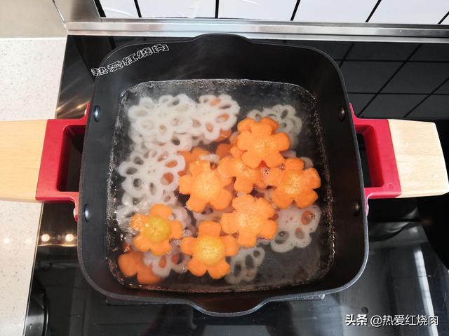 怎样把胡萝卜切成花朵形状，胡萝卜切花片的方法（炒了盘蔬菜上桌就光盘）
