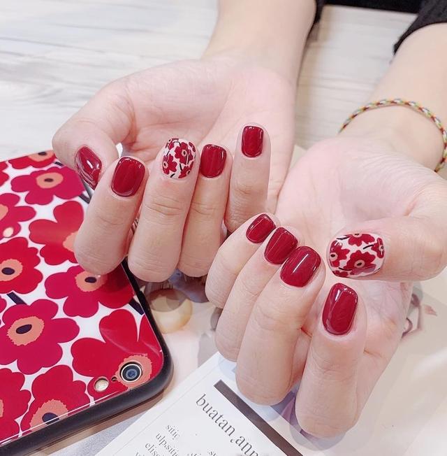 秋天指甲做什么颜色显白，适合冬天显白的指甲颜色（难怪女星大咖们都超爱）