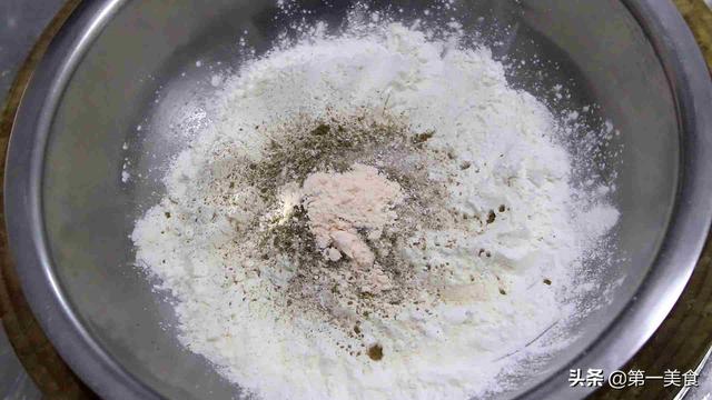 炸鸡块怎么炸成金黄，炸鸡块怎么炸出金黄（一整只鸡扔进油锅直接炸）