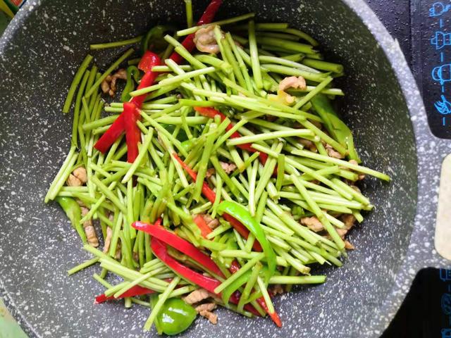 芦蒿怎么炒好吃（菜场小哥说他卖的芦蒿是天然野菜）