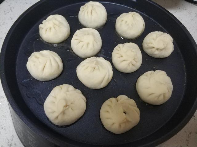 煎包怎么煎，煎包怎么煎才酥脆好吃（教你水煎包的正宗做法）