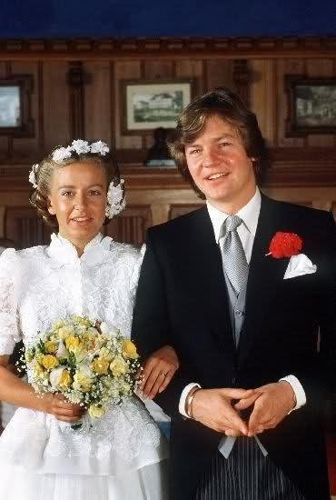 老王今年47岁，膝下一儿一女，儿子已经成婚，目前老王同老伴及未婚的女儿居住在一起。老王的家庭目前属于，　　类型。A核心家庭B联合家庭C主干（却打人、随地尿尿还勾搭老婆闺蜜）