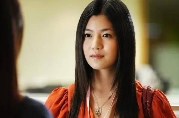 杨丞琳连续八年为陈妍希庆生，还记得那部浮夸的《不良笑花》吗？