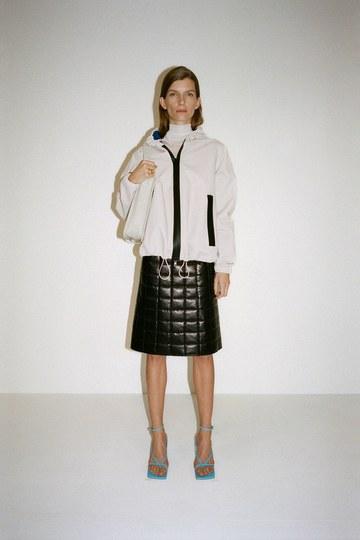 bv葆蝶家云朵包怎么样，葆蝶家手提包（只靠云朵包和高跟人字拖鞋）