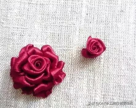丝带玫瑰花教程，漂亮的丝带玫瑰蝴蝶结发卡（缝制精致好看的玫瑰丝带绣）
