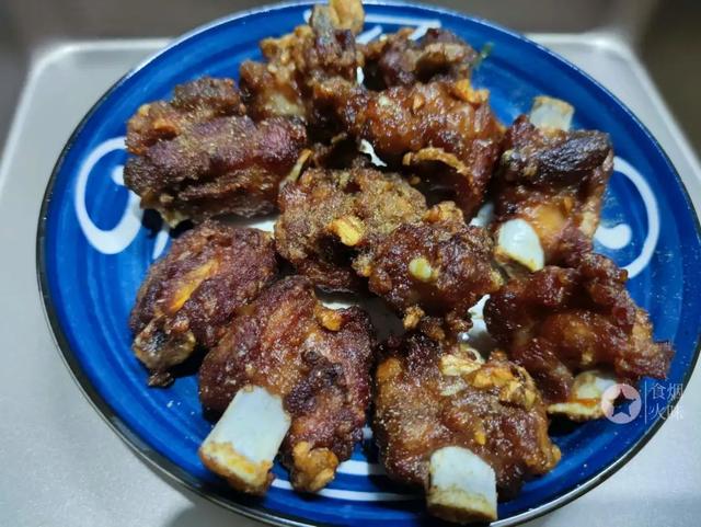 生炸排骨怎麼外酥裡嫩,炸排骨的做法外酥裡嫩(鮮香入味不油膩)