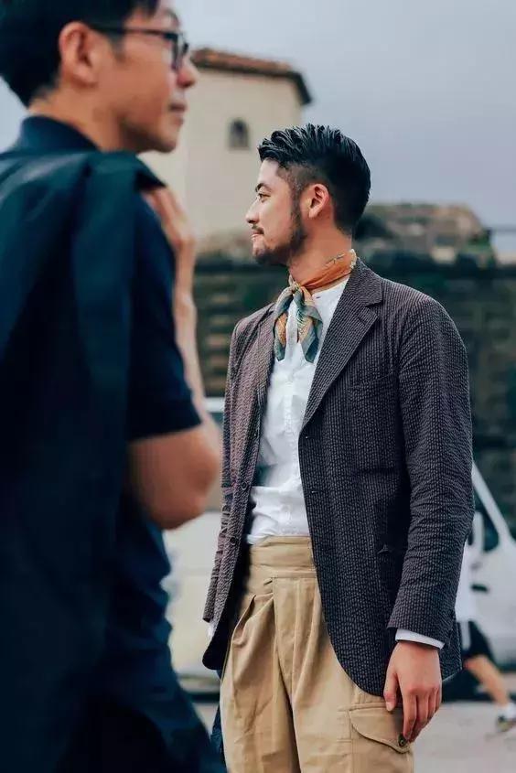 男士丝巾打法，男士方巾丝巾的系法（关于男士丝巾和它的系法）