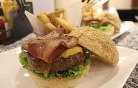 人为什么叫人高马大，人高马大是褒义还是贬义（为啥美国人个个人高马大）