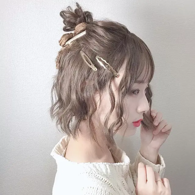 丸子头怎么扎出蓬松感，怎么扎丸子头好看又简单又蓬松（扎丸子头一不小心变“道姑”）