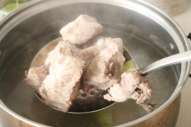 海带萝卜排骨汤，海带排骨汤（我家经常喝的一锅汤水）